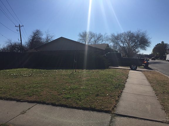 4th image of 306 Cindy St N