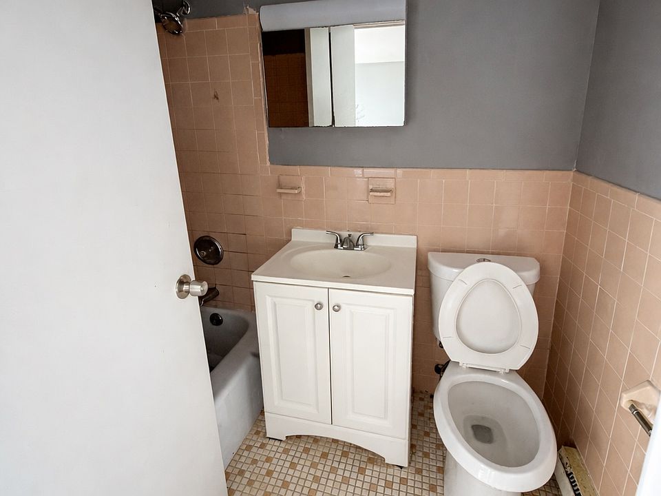 2nd image of 2646 Fairfield Ave APT 2