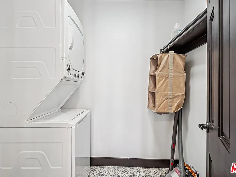 8718 Crescent Dr — Photo 20