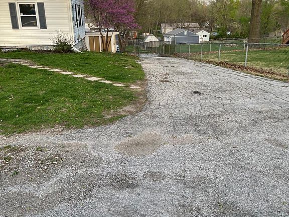5th image of 605 S 81st St