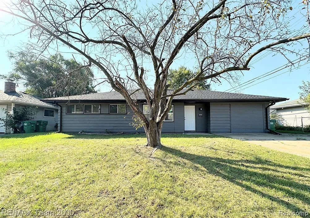 3 bed, 1.0 bath, 1351 sqft, $1,650 — Photo 2