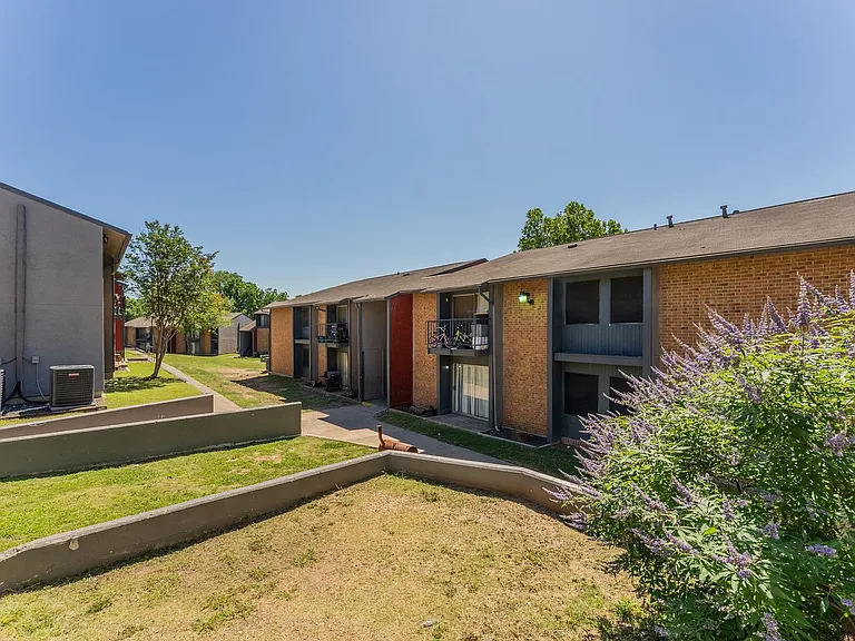 South Crest Apartments: All Bills Paid -Dazzling Dallas Apartments in Quiet Area! — Photo 109