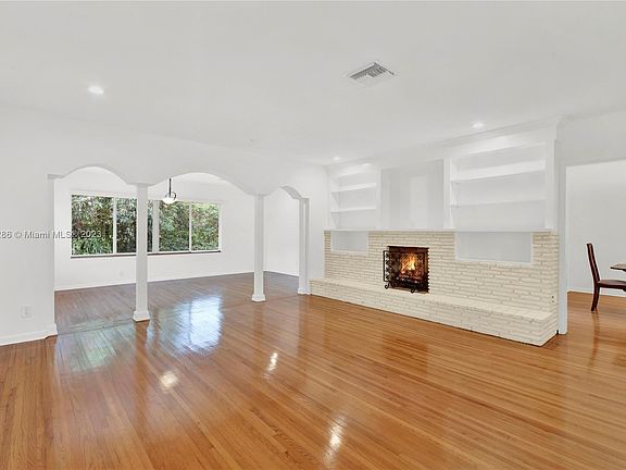 4th image of 1540 Catalonia Ave