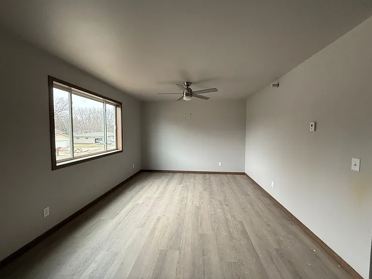 706 C Ave NE — Photo 4