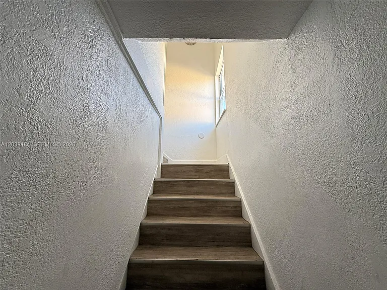 236 SW 10th Ave #B — Photo 9
