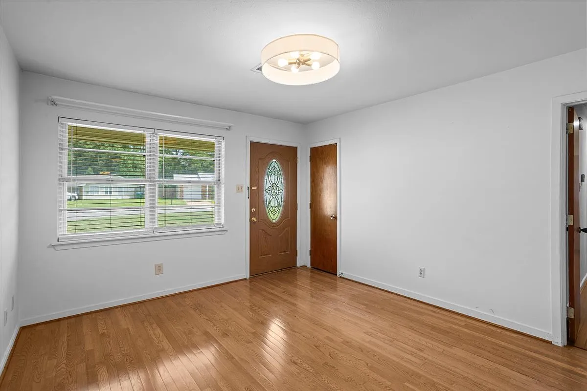 3 bed, 1.5 bath, 1472 sqft, $2,050 — Photo 3