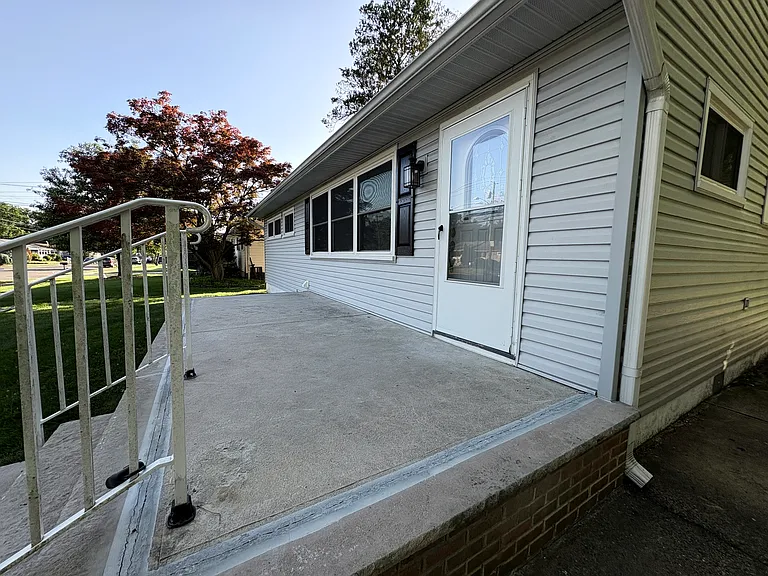 27 Yorktown Rd — Photo 2