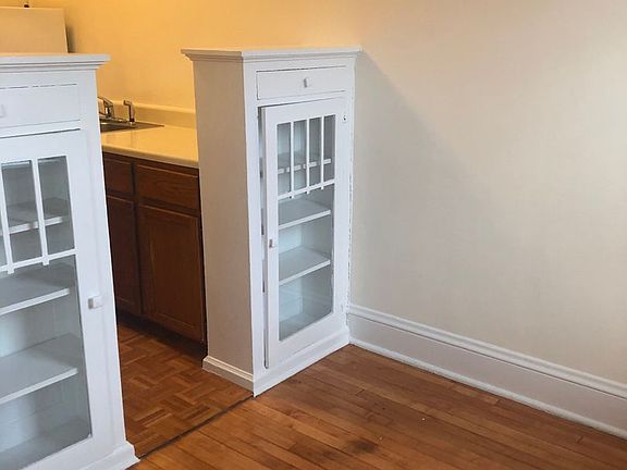 4th image of 220 E 19th St APT 202