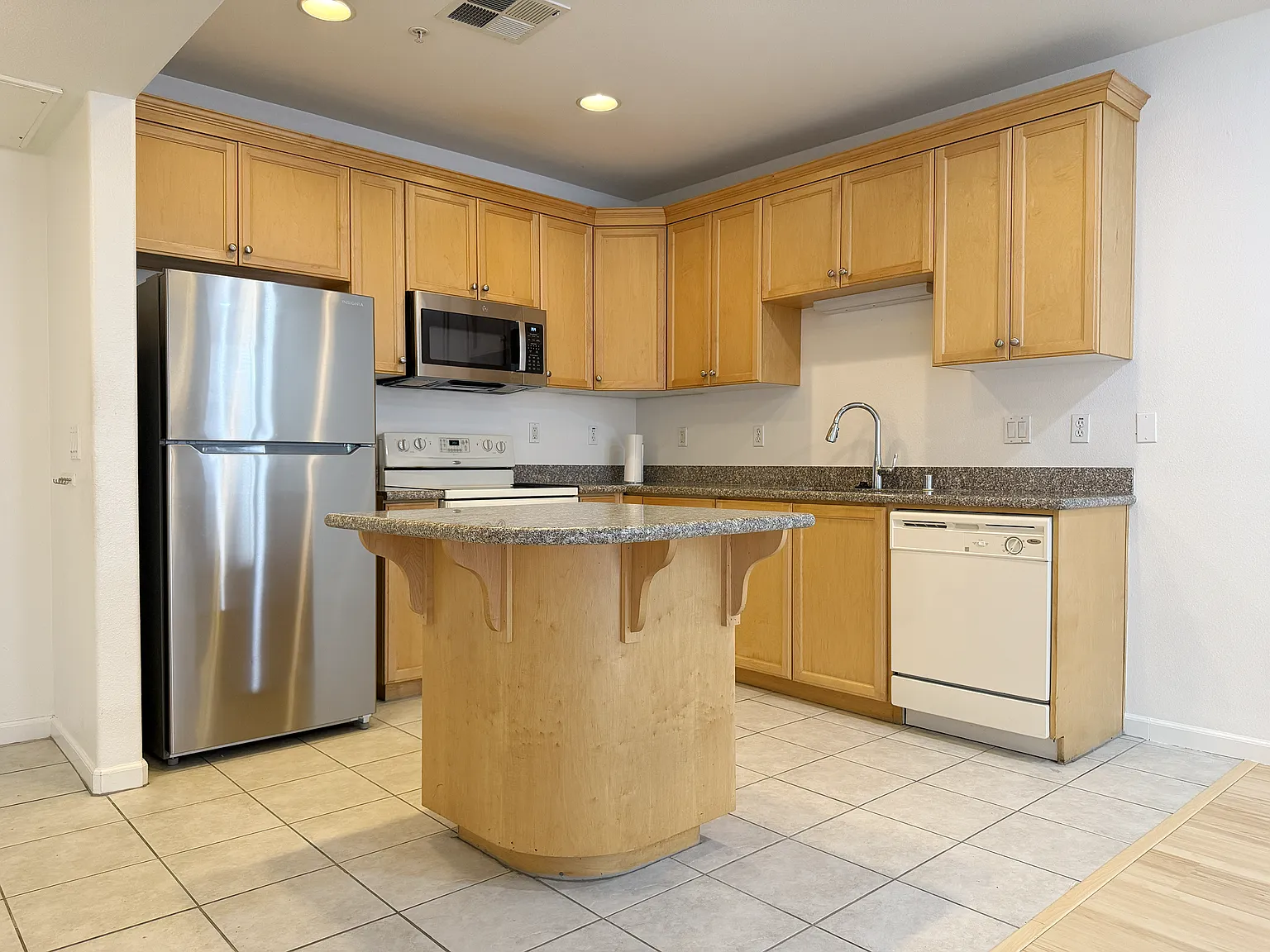 1 bed, 720 sqft, $2,300 — Photo 2