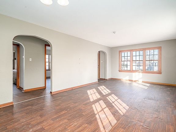 5th image of 135 W Elm St