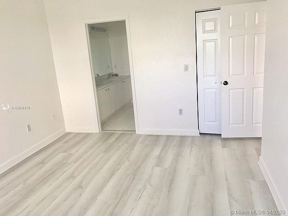 4th image of 975 NE 42nd Ave #975