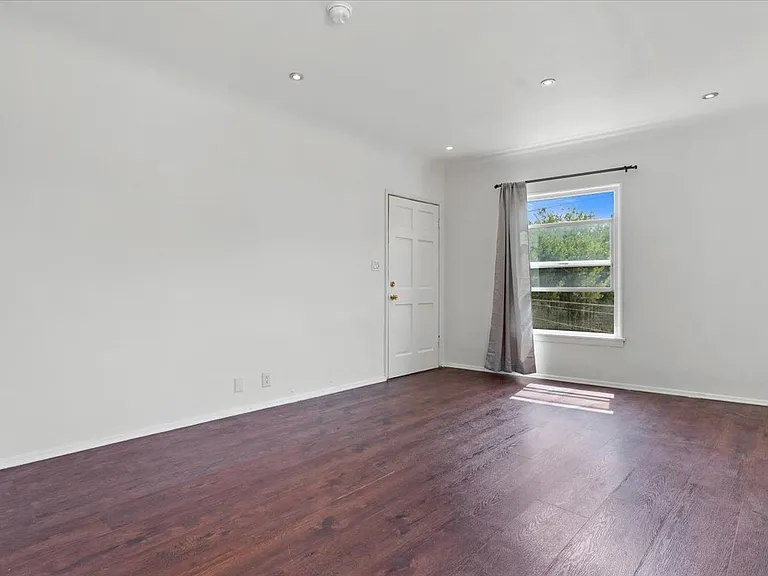 1032 S Redondo Blvd — Photo 7