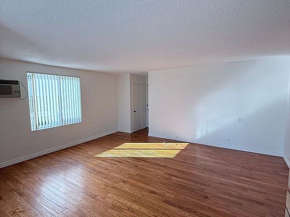 4th image of 4432 Franklin Ave #8