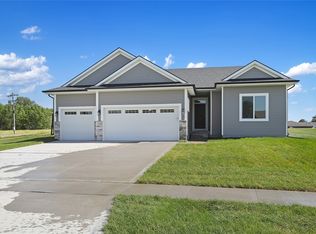 701 Fountain View Dr, Pella, IA 50219