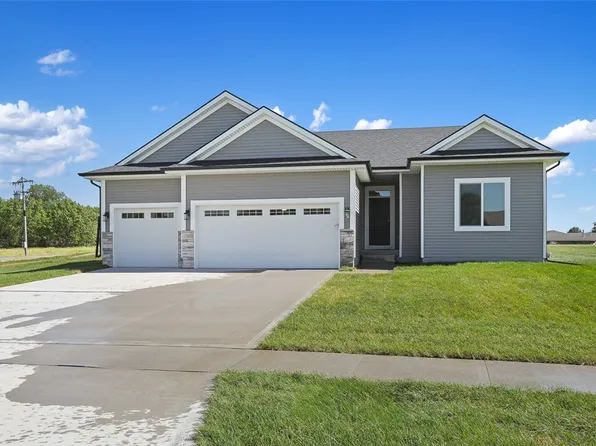 701 Fountain View Dr, Pella, IA 50219