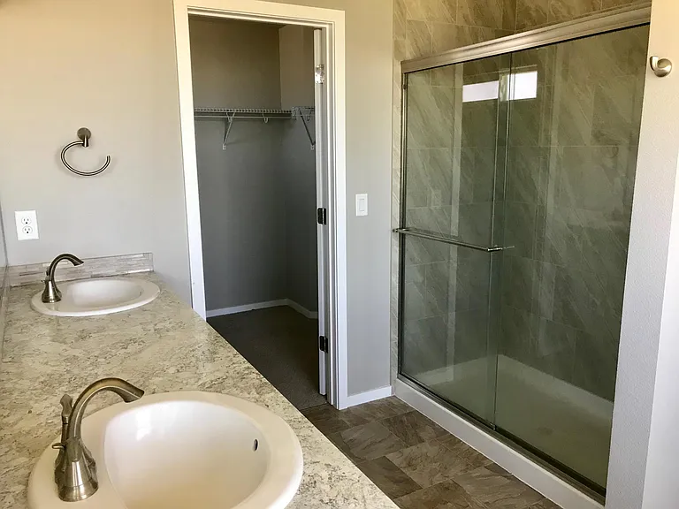 2060 N Oakland St — Photo 2