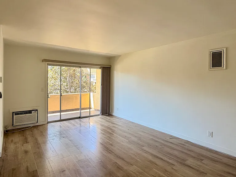 14641 Magnolia Blvd #5 — Photo 7