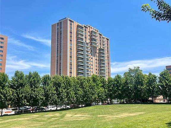 3rd image of 121 W 48th St APT 305