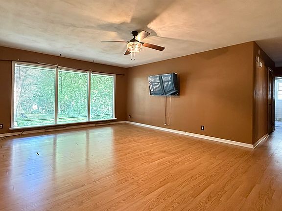 3rd image of 421 Warren Ave