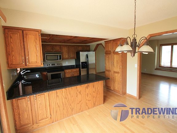 4th image of 4695 Parkridge Dr