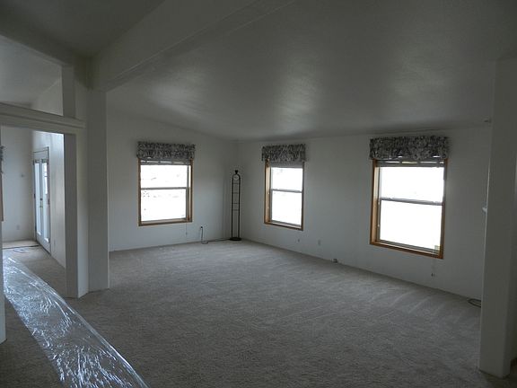 VERY LARGE LIVING ROOM