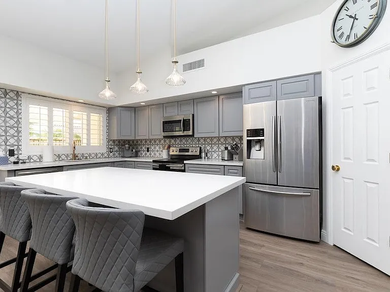 Dine in kitchen.