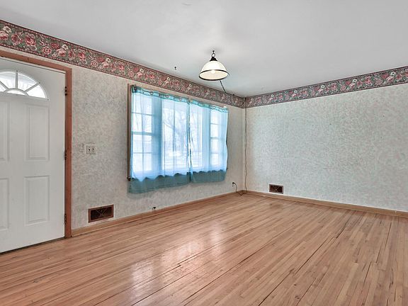 3rd image of 4425 5th St NE