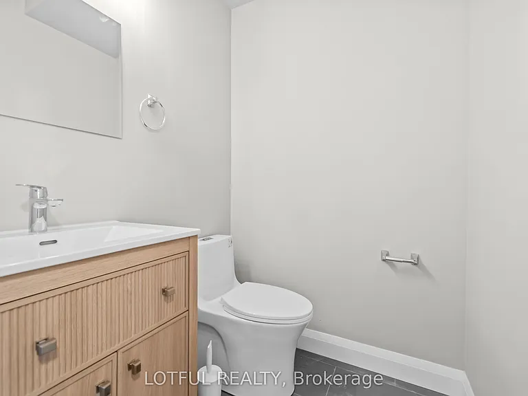 516 Tweedsmuir Ave #D — Photo 12