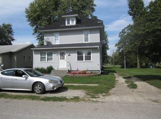203 Cedar St, Oakville, IA 52646
