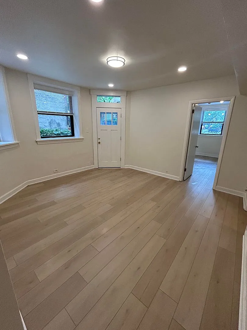 725 S Loomis — Photo 2