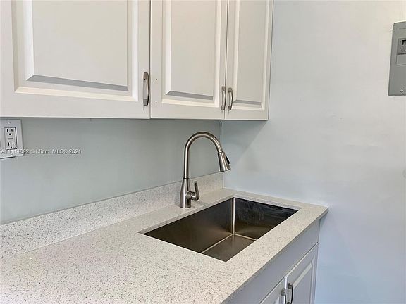 4th image of 2901 NW 18th St #27