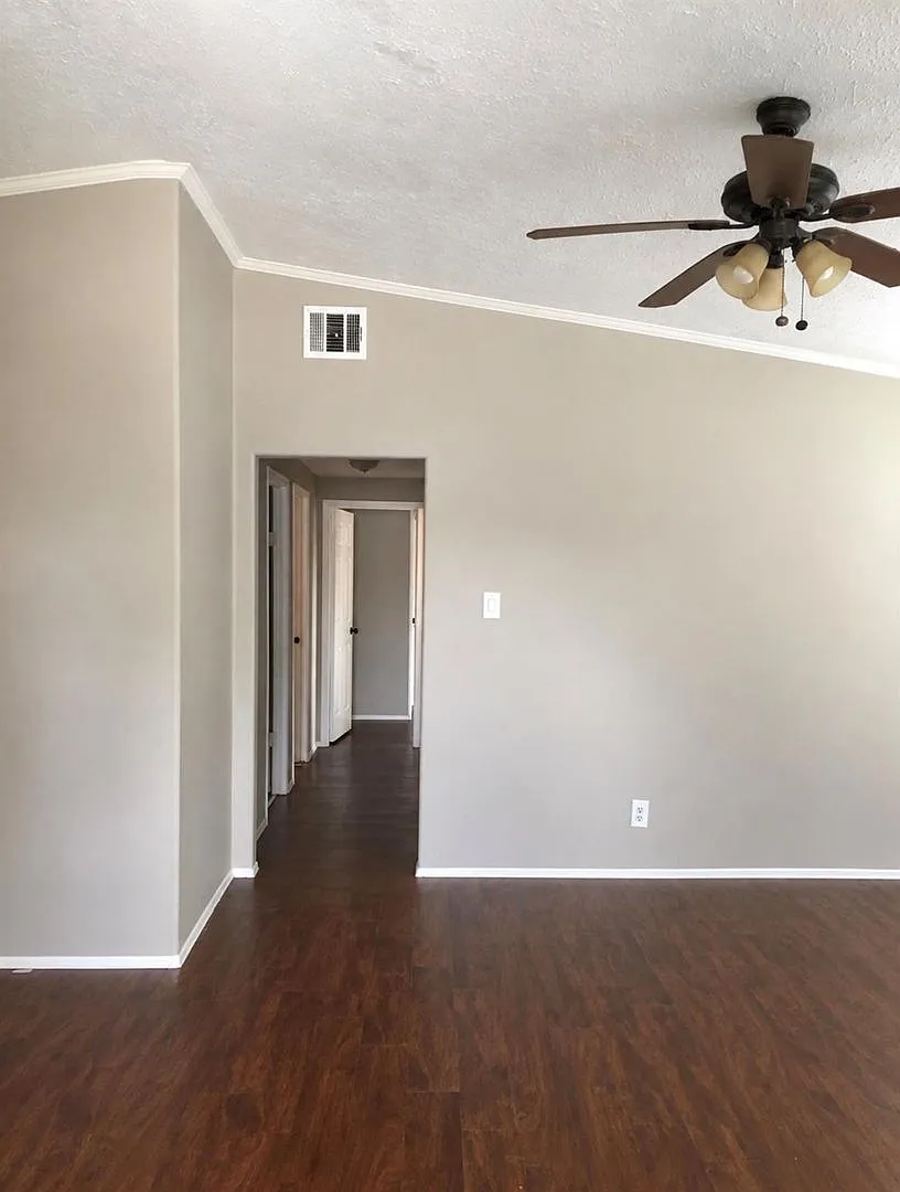 Spacious And Clean 3 Br House - Looking For The Right People To Call Home! — Photo 4