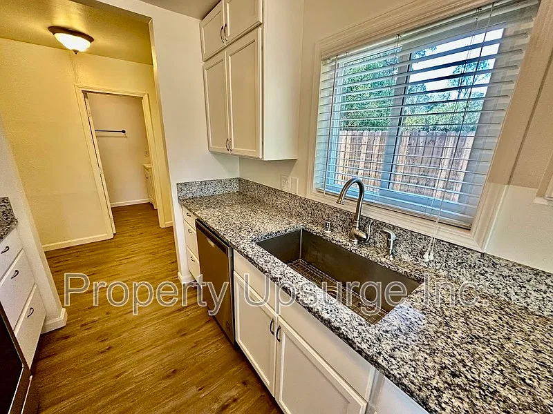3 bed, 2.0 bath, 1330 sqft, $2,295 — Photo 4