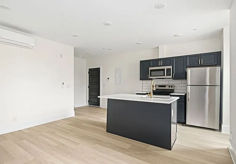 1913 Wallace St #12 — Photo 1