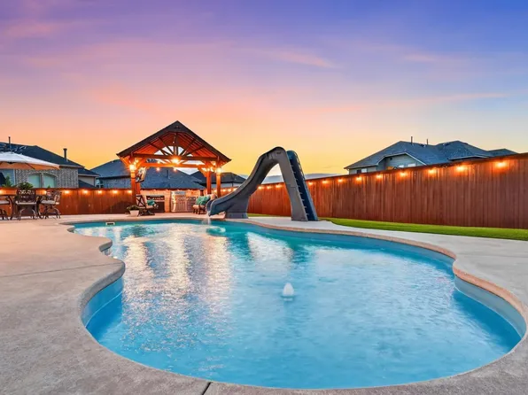 1812 Briscoe Dr, Lantana, TX 76226