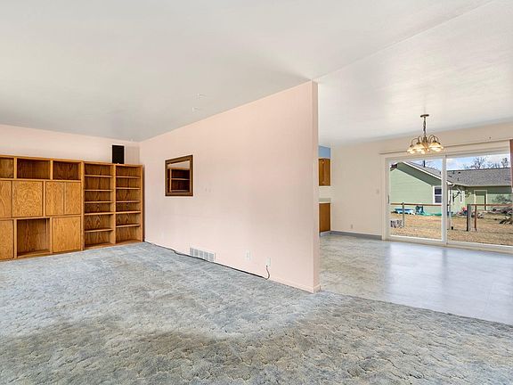 3rd image of 912 Rocky Rd