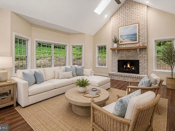 4th image of 1071 Knoll Dr