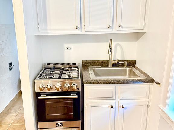 5th image of 913 W Sheridan Rd APT 3