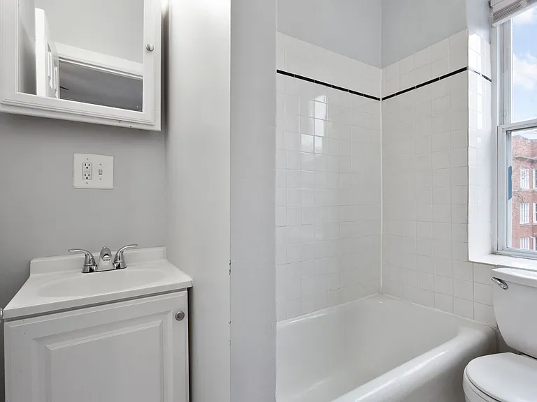 The Kenmore on Edgewater — Photo 40