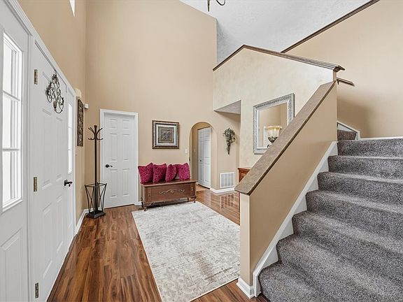 3rd image of 140 Cedar Ridge Dr