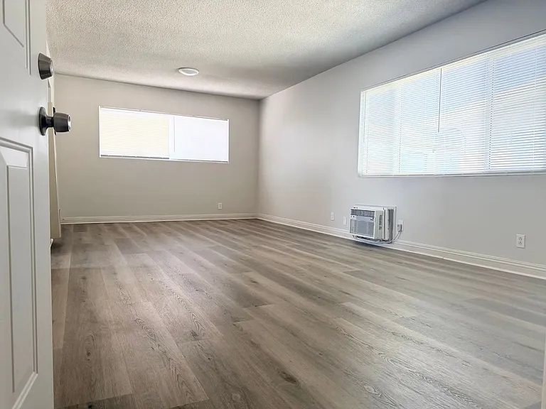 7238 - 7246 N Lotus Ave — Photo 13