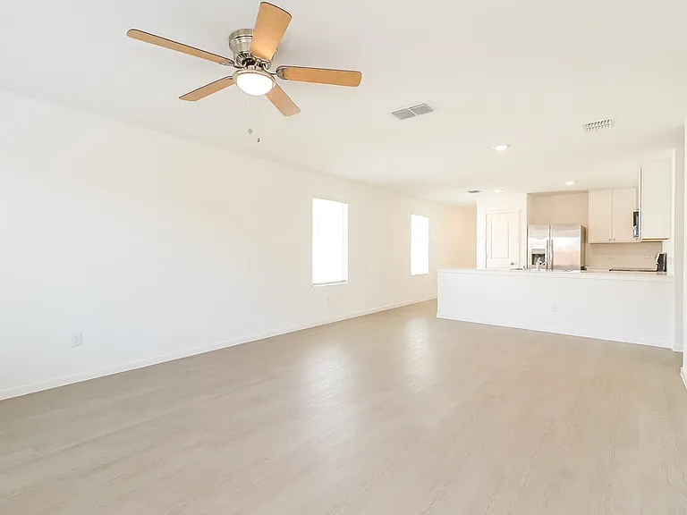 1239 Maple St — Photo 3