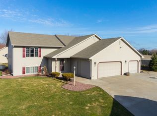 2906 Amanda Ct, Oshkosh, WI 54904