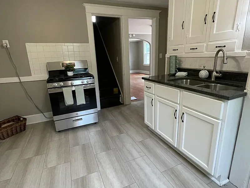 3 bed, 1.0 bath, 1250 sqft, $1,750 — Photo 2