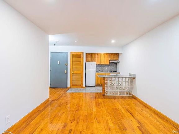 3rd image of 165 Elizabeth Street #3R