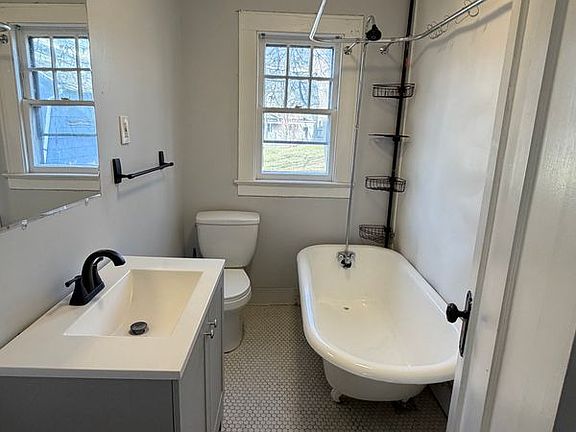 5th image of 226 Shelter St