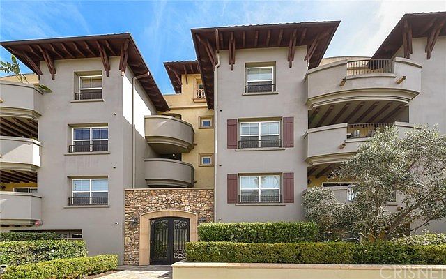 1st image of 13200 Moorpark St APT 305
