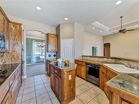 5th image of 925 Chalk Hill Ln
