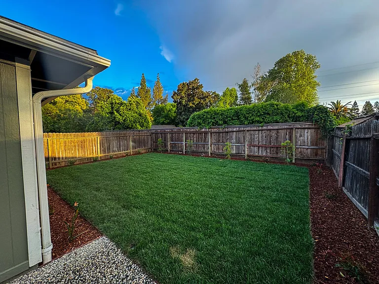 2604 Latham Dr — Photo 28