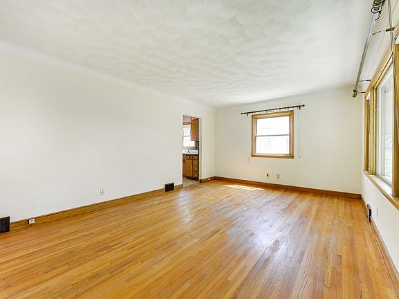 4th image of 1084 Kingsford St